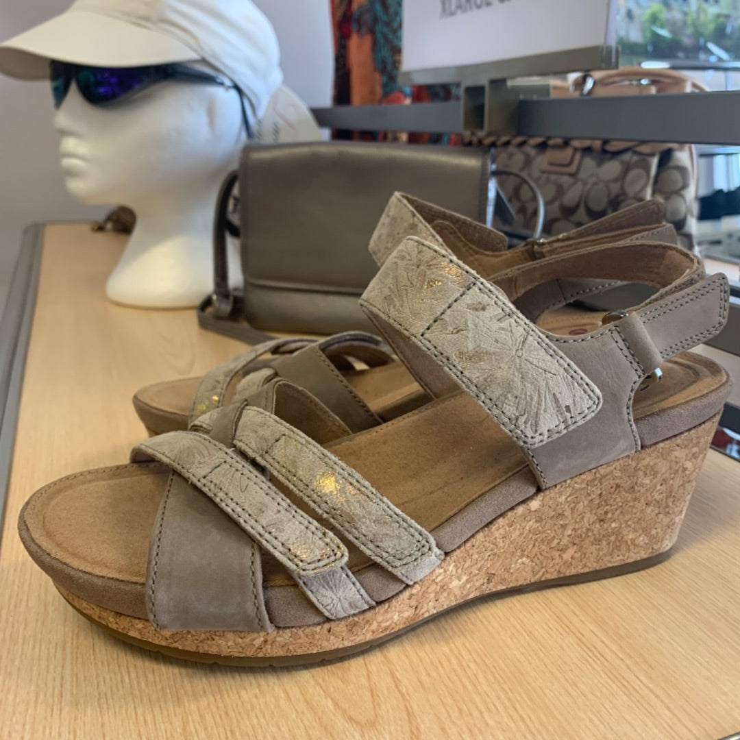 Clarks Unstructured, Footwear, Size 9 Beige