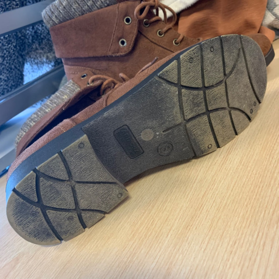 Arizona booties, Size 8 Tan