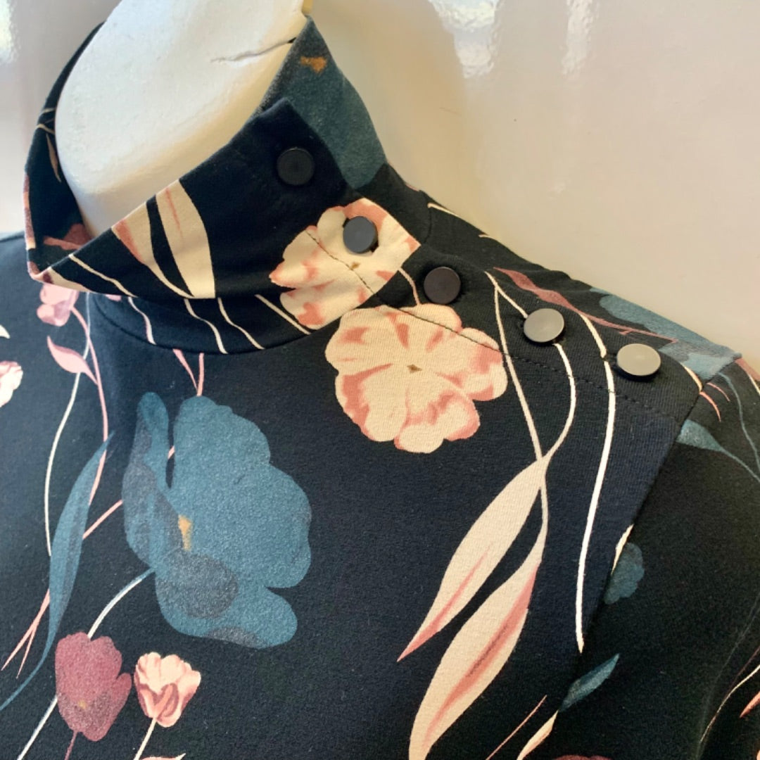 RW&Co, Tops, XSmall Floral on Black