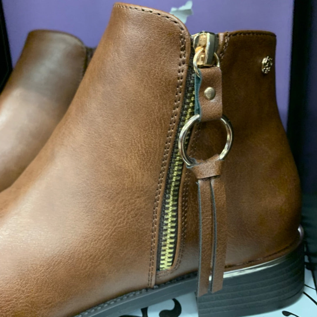 NWT Taxi, Size 7.5 (38) Brown