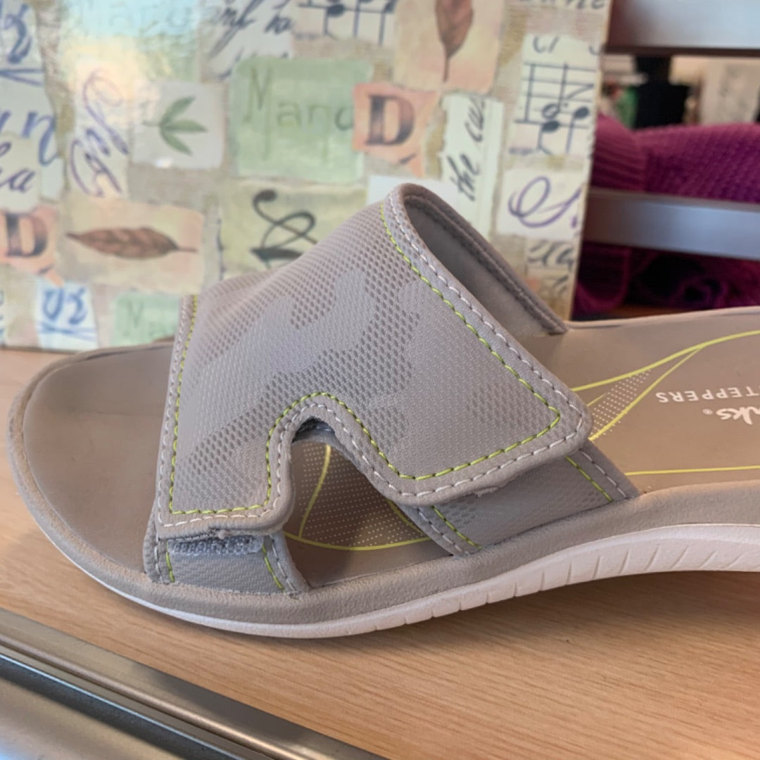Clarks, Footwear, Size 6 Grey