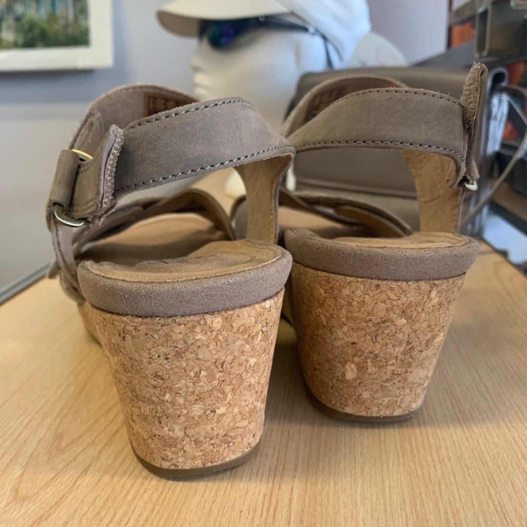 Clarks Unstructured, Footwear, Size 9 Beige