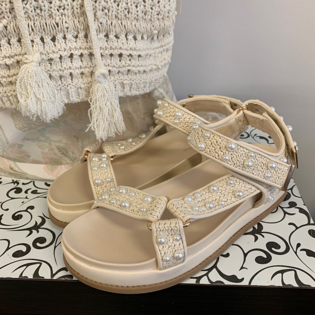 BCBG, Footwear, Size 7.5 Beige